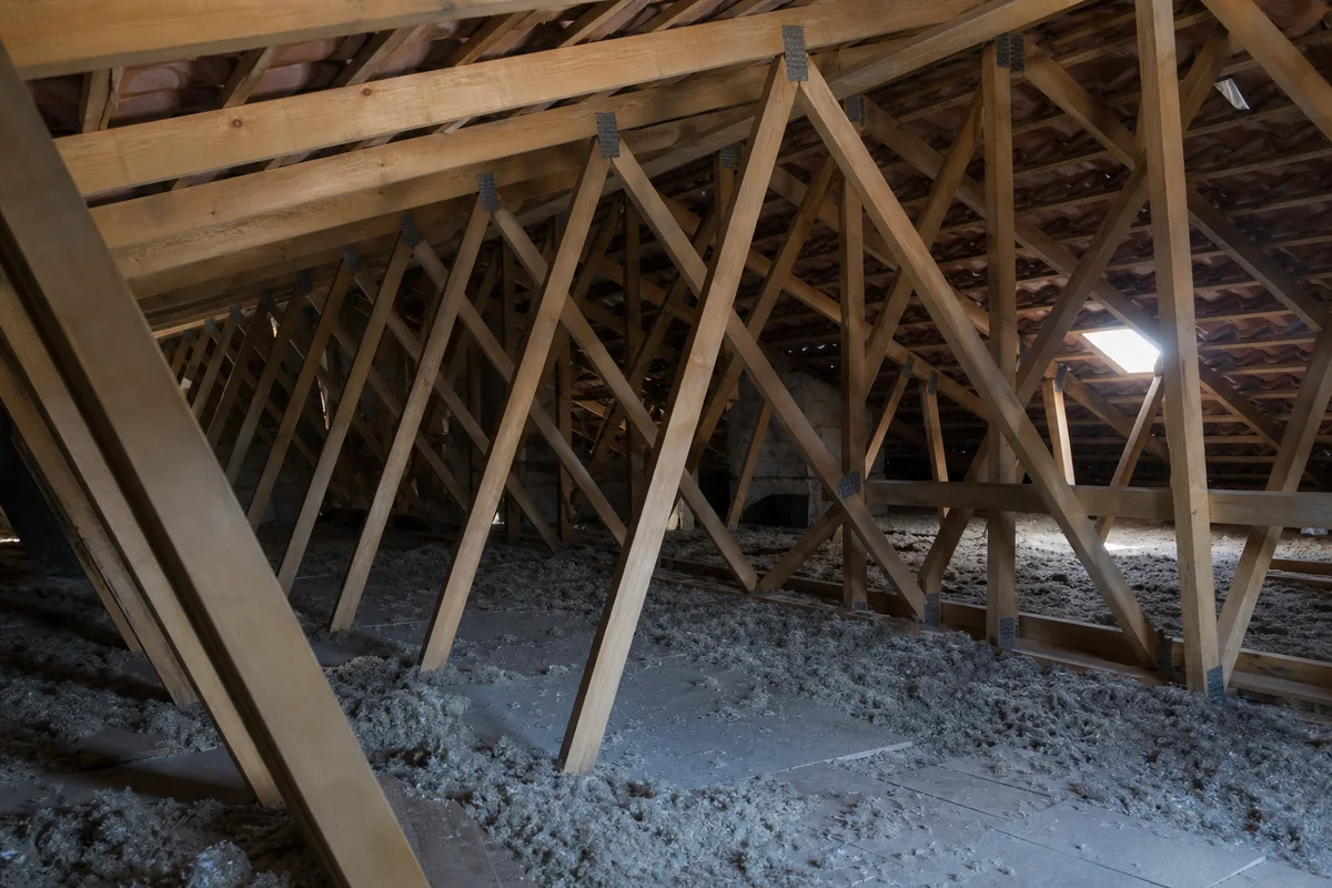 Réseau de fermettes industrielles en W dans les combles d&rsquo;un pavillon ligérien
