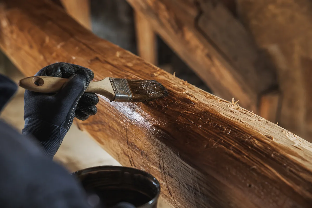Traitement curatif au pinceau d&rsquo;une poutre de charpente en bois contre les insectes