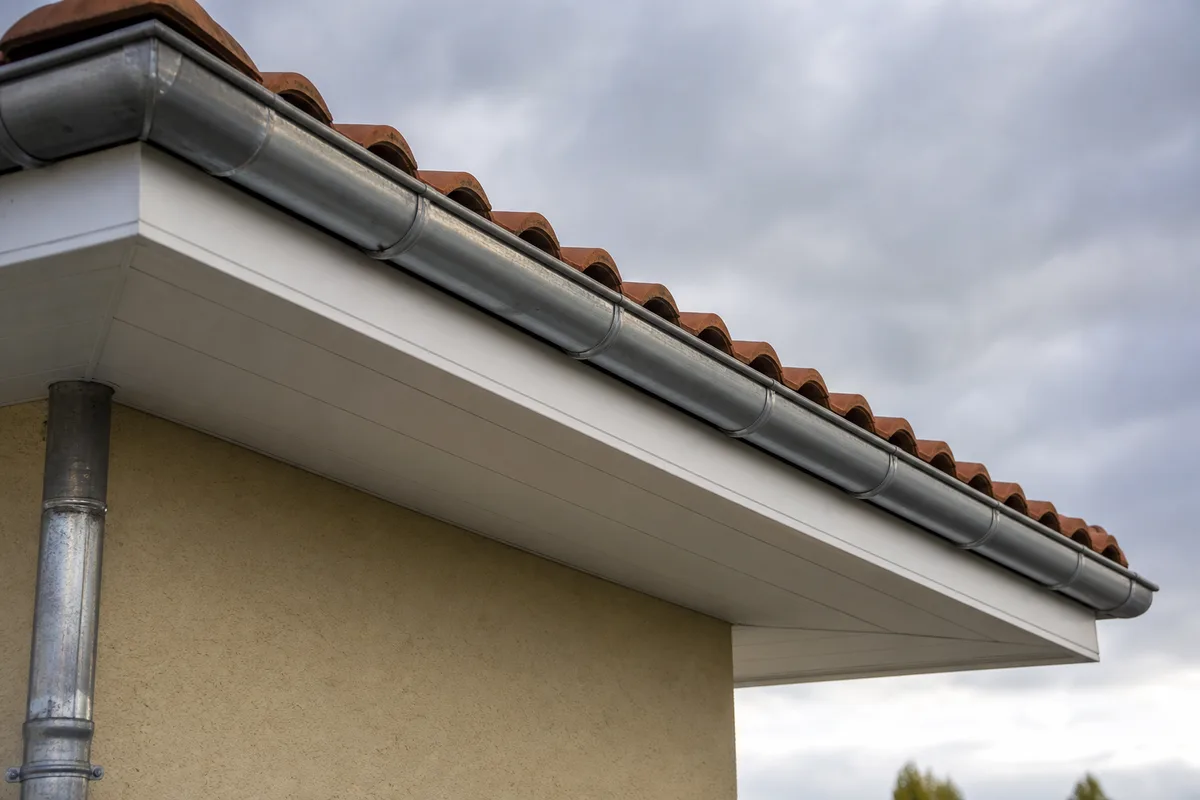 Rénover un bandeau de toiture en lambris PVC dans la Loire