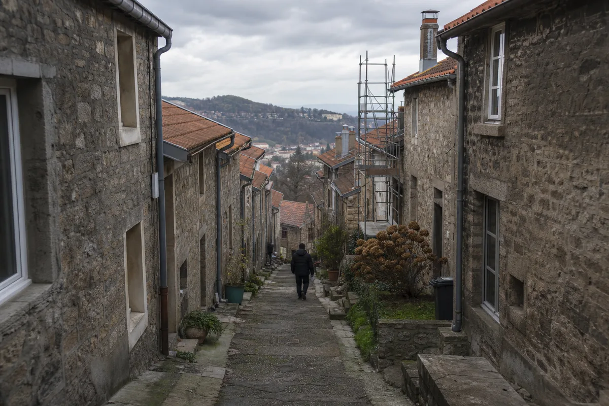 Vue en surplomb des toits de tuiles d&rsquo;un bourg de la plaine du Forez au lever du jour