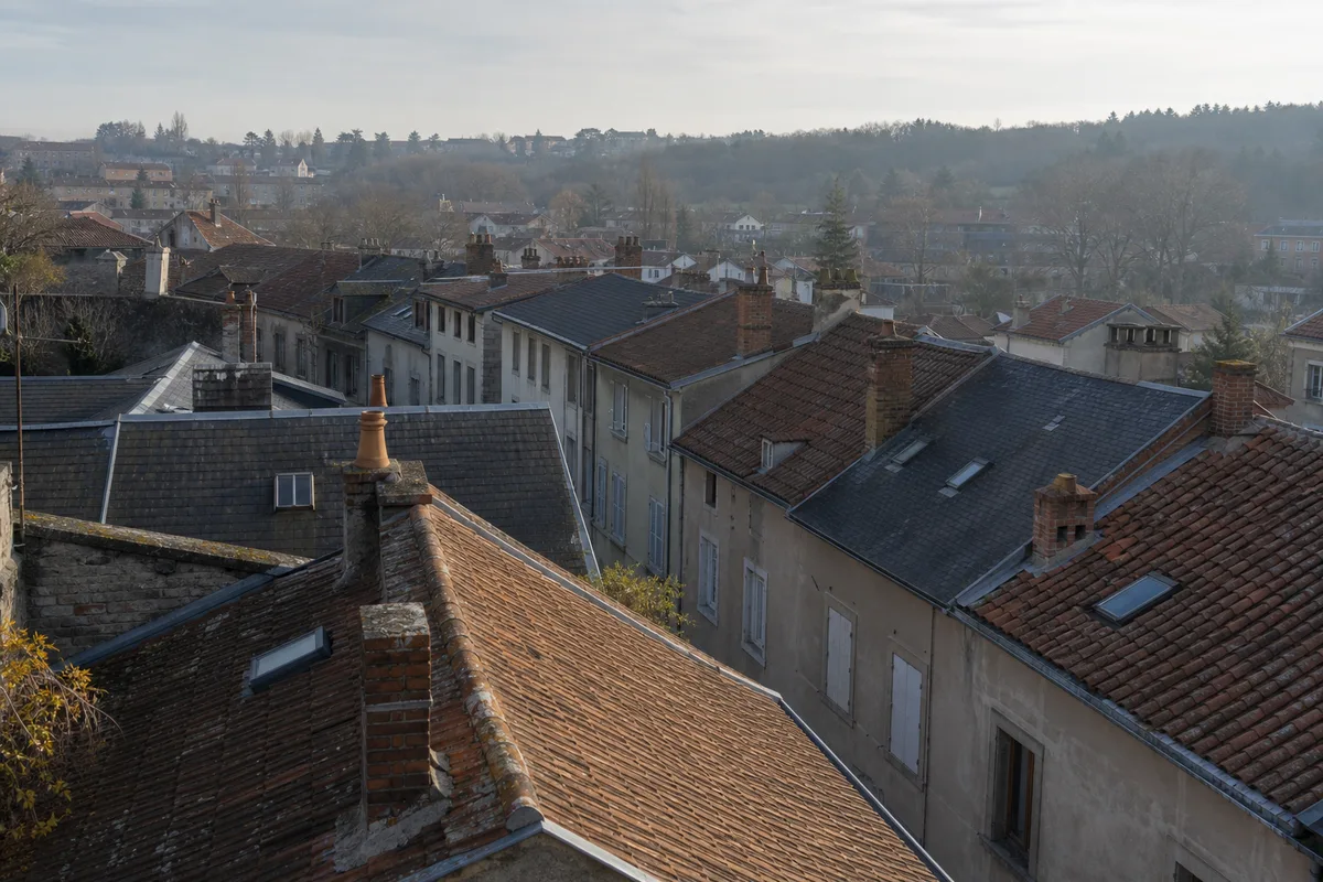 Toits de tuiles mécaniques et d&rsquo;ardoises sur des maisons de bourg de la plaine du Forez