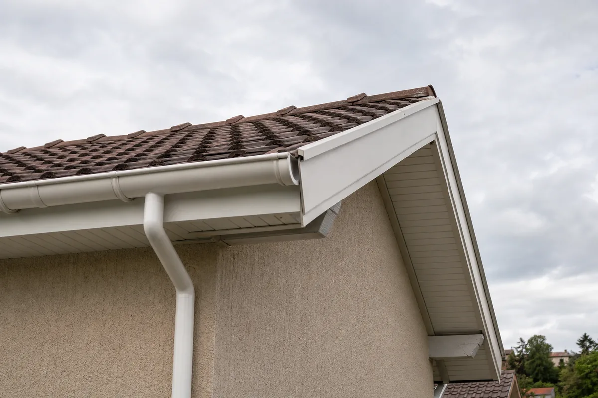 Habillage PVC de rive et bandeau de sous-toiture sur un pavillon du Forez
